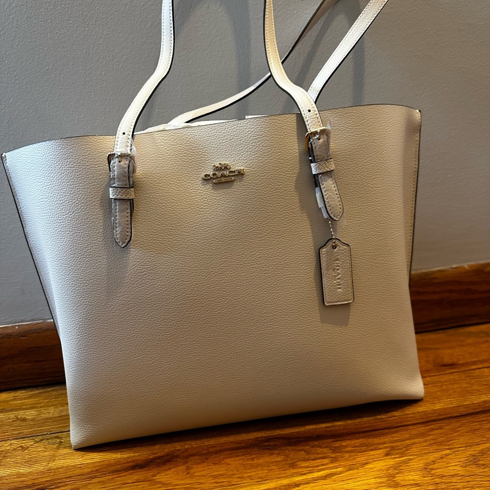 COACH LTH MOLLIE TOTE
CHALK LIGHT SADDLE
New with tags
Non smoking home
No pets